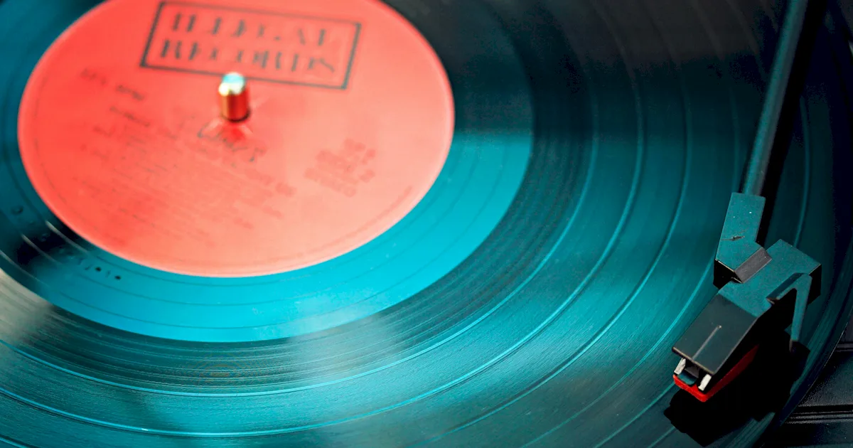 A ciência por trás da prensagem de vinil de 180 gramas: por que o peso importa